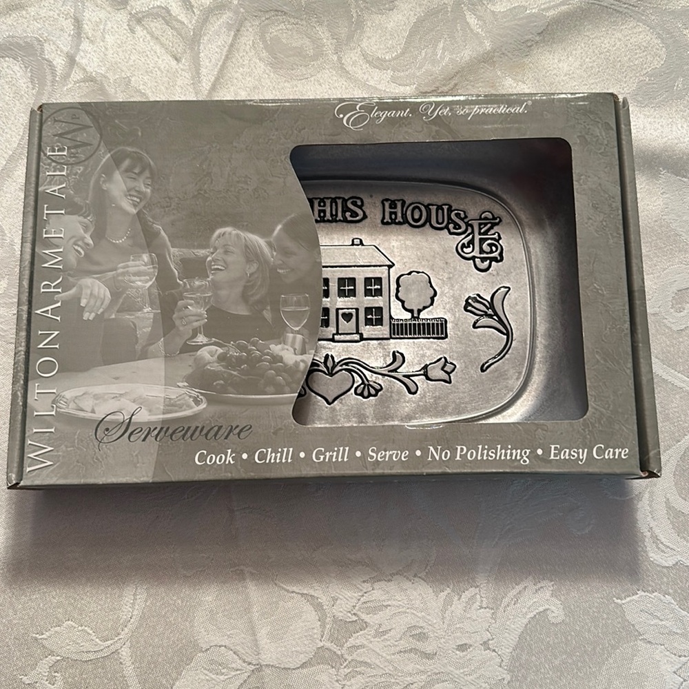 Brand new Wilton Serveware